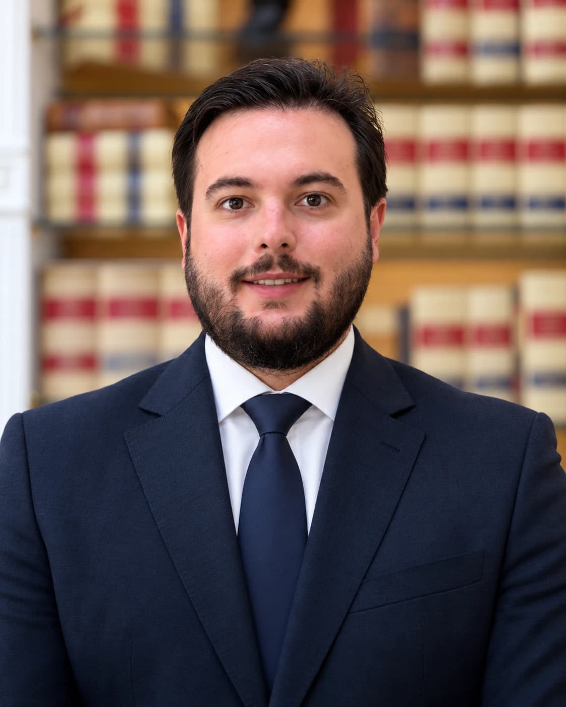 Iván Pizarro López, abogado, en primer plano en su despacho